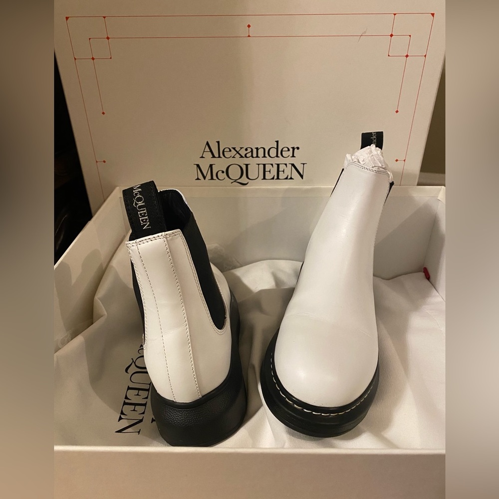 ALEXANDER MCQUEEN CONTRAST LEATHER CHELSEA BOOT